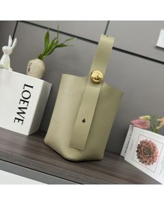 LOEWE Medium Pebble bucket in smooth calfskin