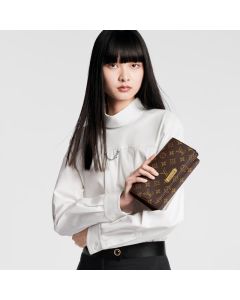 LV Wallet On Chain Lily