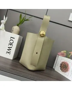 LOEWE Medium Pebble bucket in smooth calfskin